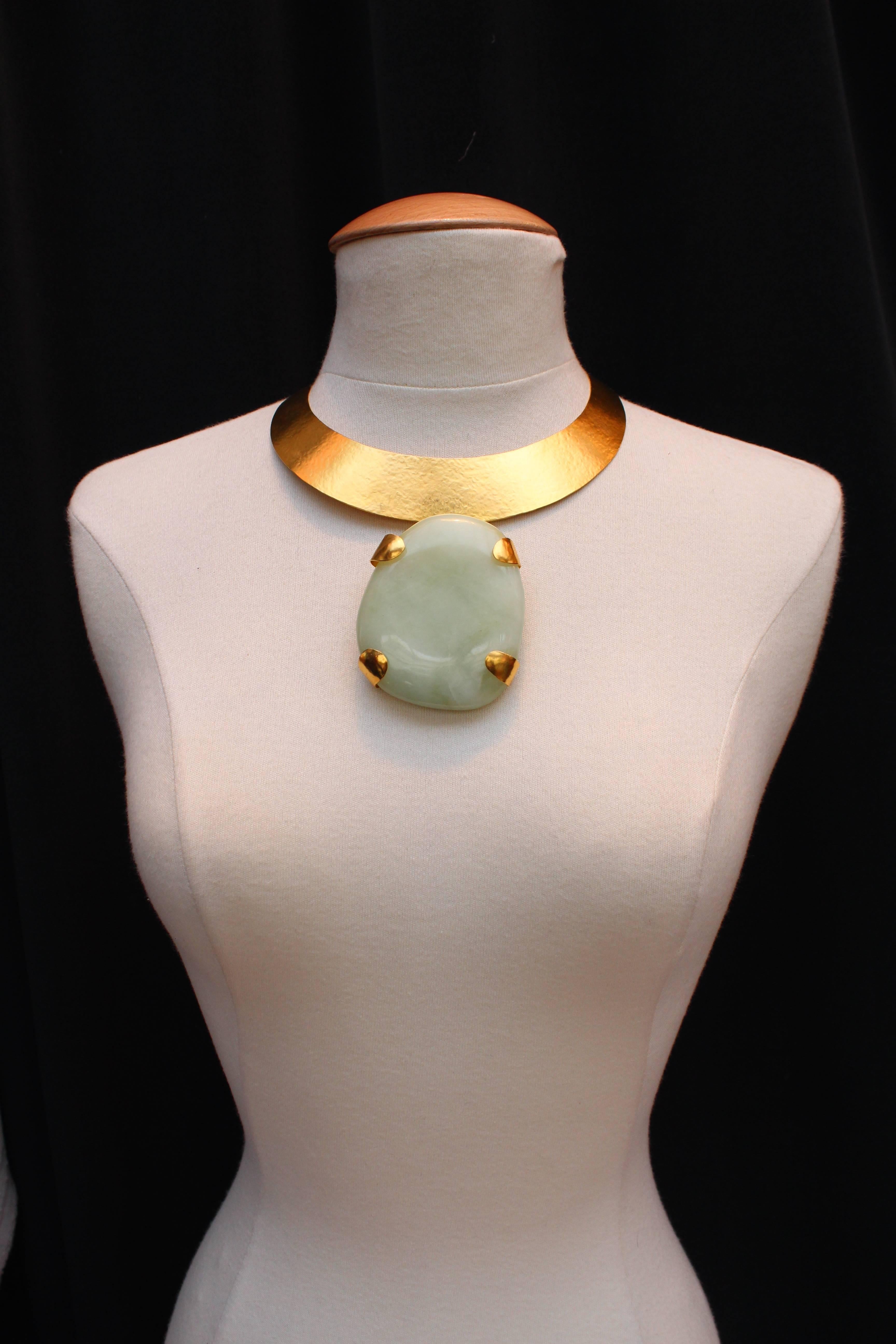HERVE VAN DER STRAETEN Torque Necklace in polished and hammered gold brass holding a large green jadeite stone. It fastens in the neck with a S-hook and chain. 

Very good condition. 

Measurements:
Adjustable length from 37 cm to 42 cm;
