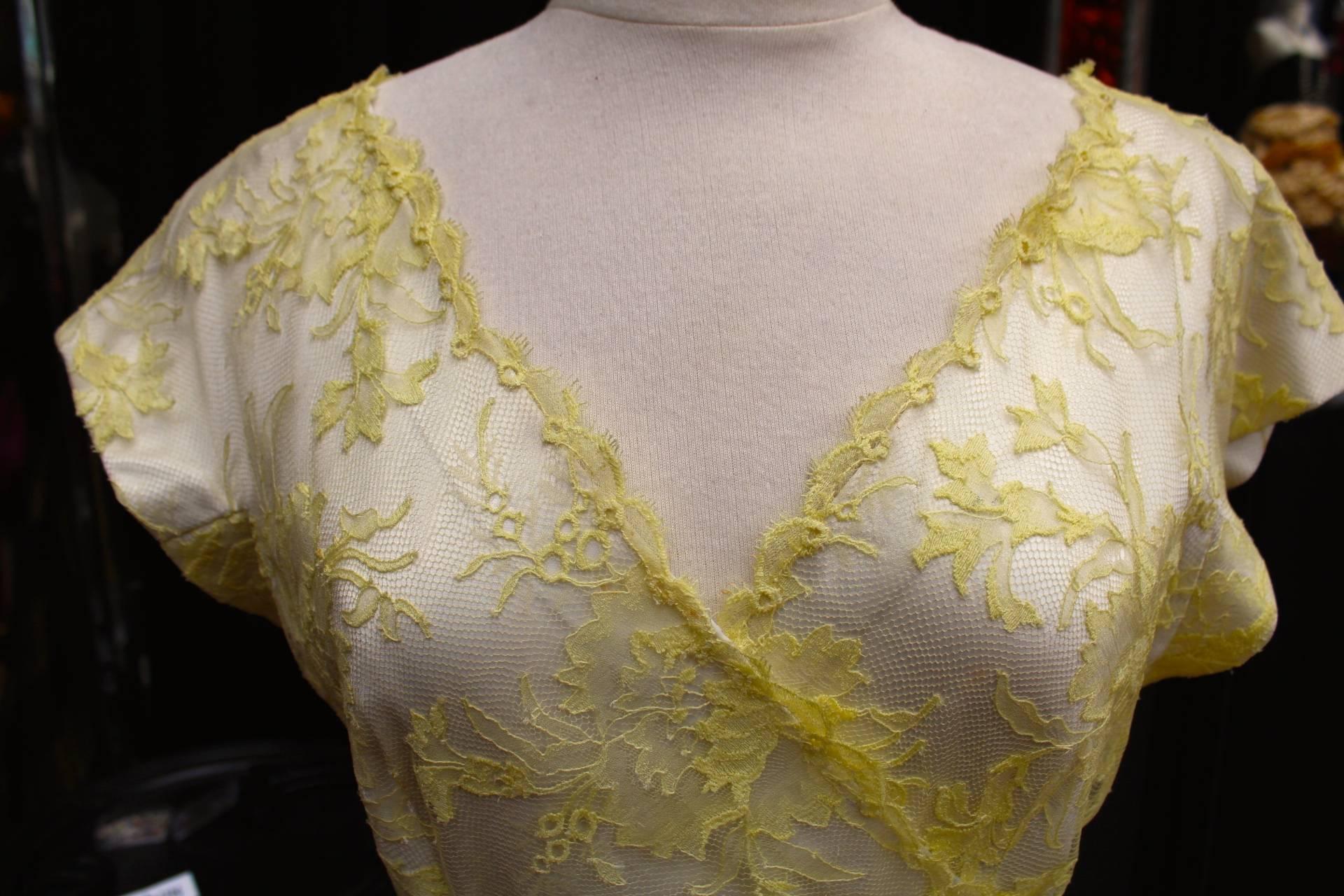 1950s Jeanne Lanvin by Castillo Yellow Lace and Tulle Ball Dress In Excellent Condition For Sale In Paris, FR