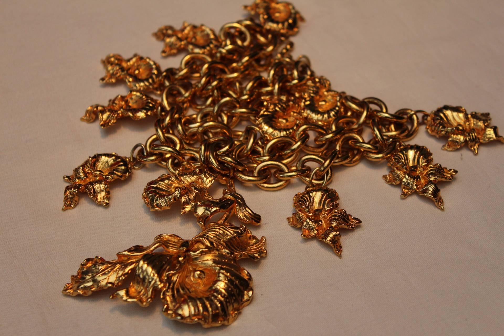 LEONARD (Paris) Long necklace in chiseled gilt metal decorated with multiple pendants depicting pansy flowers.

From the years 1980s

Very good condition

Measurements:
Length 80 cm, length of the central flower 8 cm
Central flowers 8 cm x 9