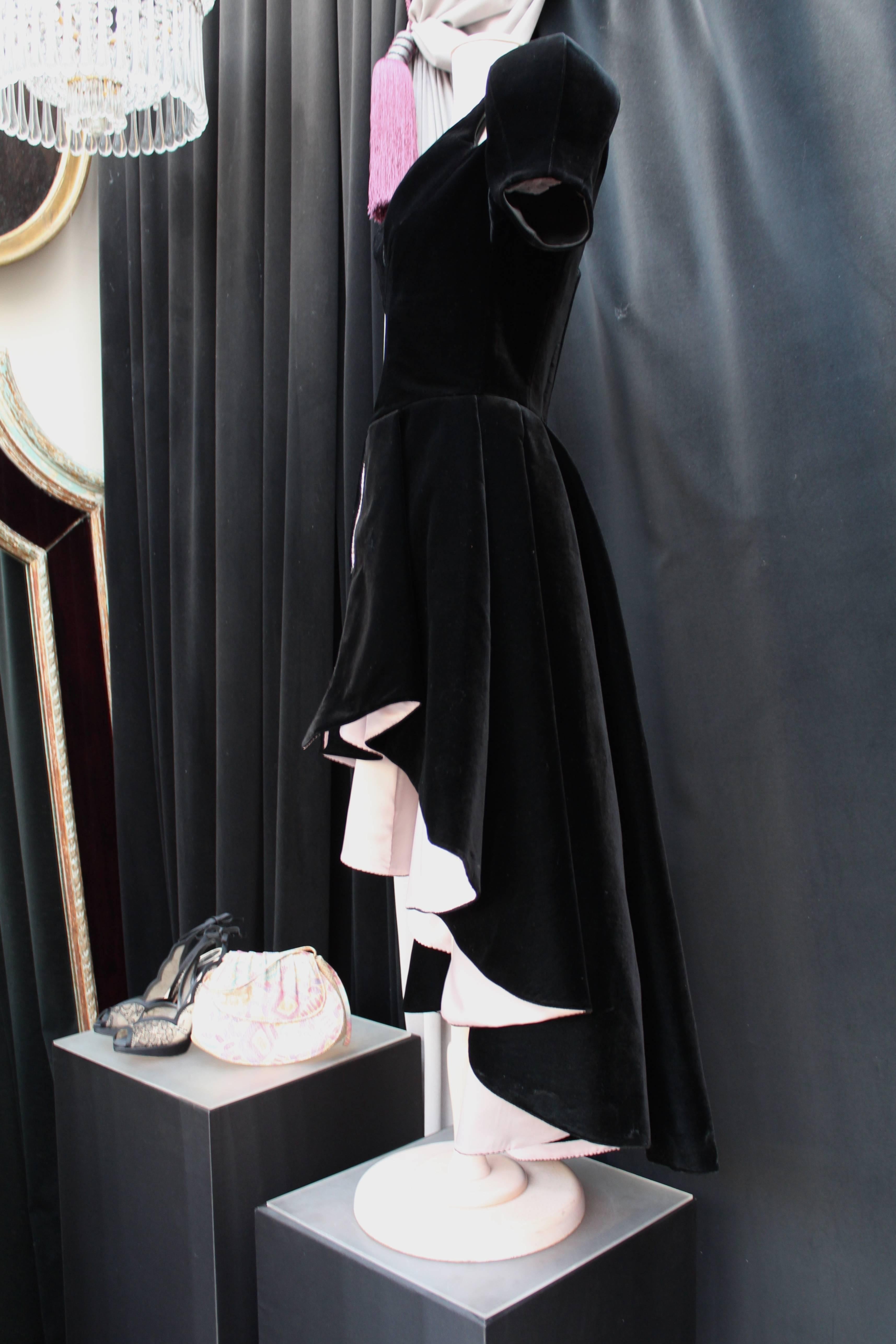 THIERRY MUGLER (Made in France) Dress / top with a train in black velvet and pale pink satin lining. 
The cut of the dress is very graphic. It is constructed with an integrated bustier highlighting a V-neck cut releasing the shoulders, as well as