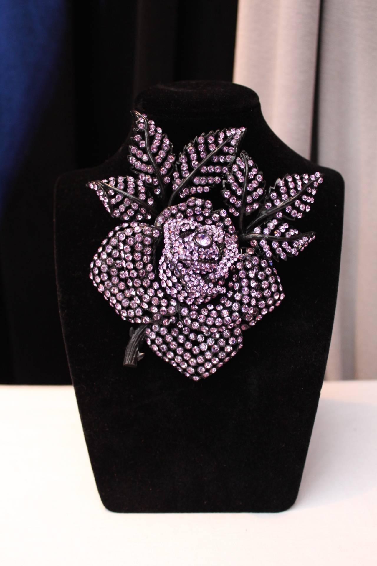 SONIA RYKIEL (Paris) Large brooch in blackened metal paved with parma crystals figuring a rose and its leaves.

Double spindle / attachment in the back.

Very good condition.

Dates from the 2000s

Measurements: Length 14 cm, Width 13 cm