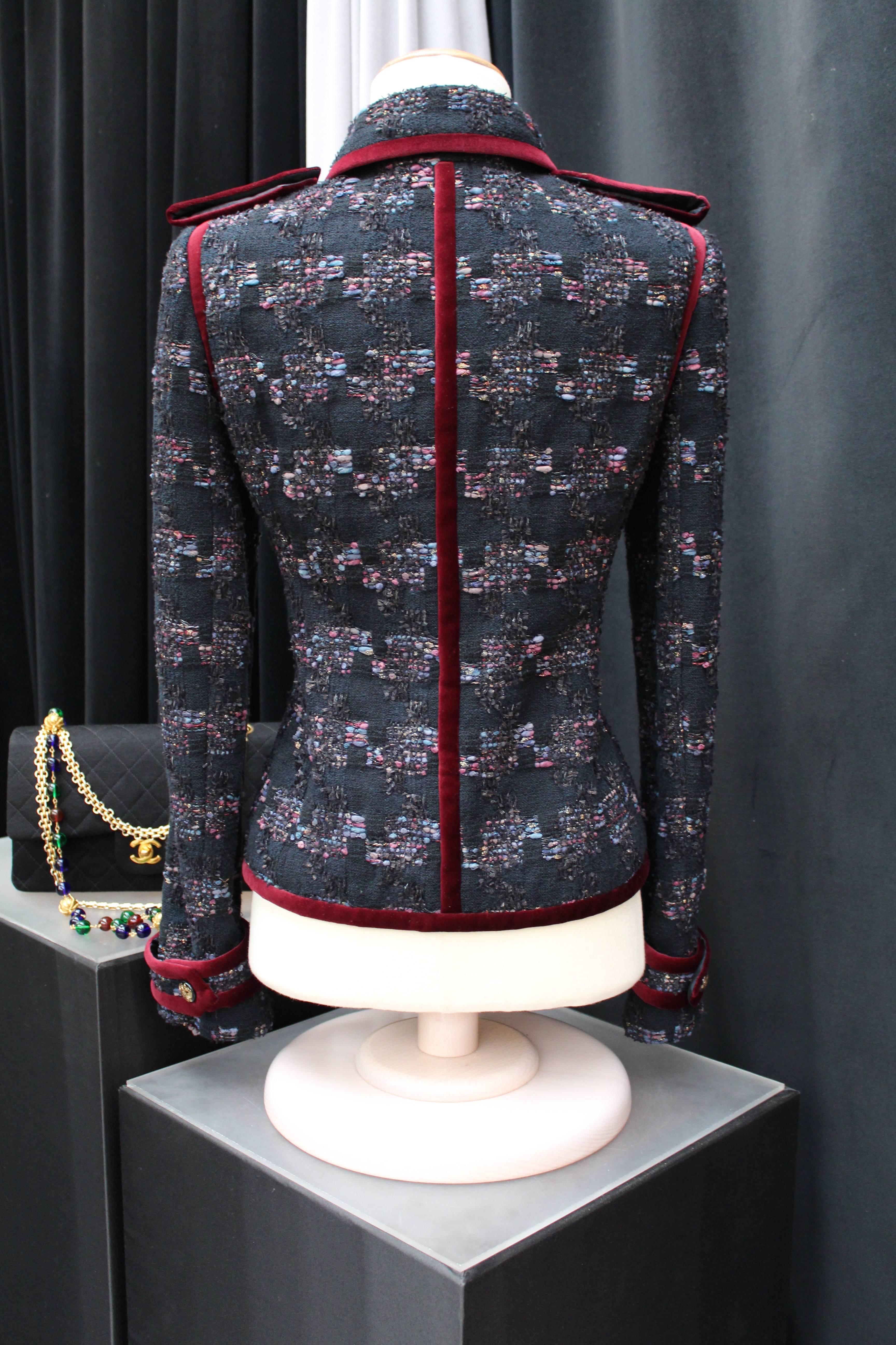 Pre-Fall 2009 Chanel Jacket in Black and Burgundy Tweed In Excellent Condition In Paris, FR