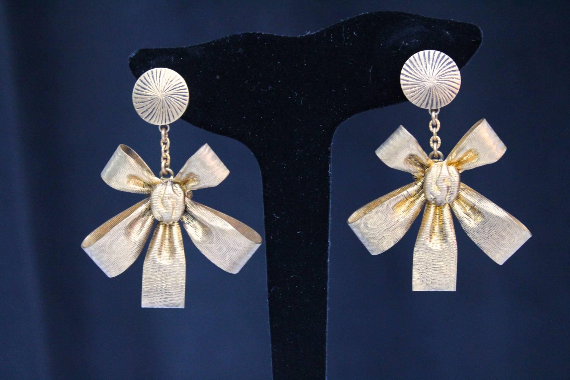 1965s Yves Saint Laurent Gilt Bow Shape Dangling Earrings In Good Condition For Sale In Paris, FR