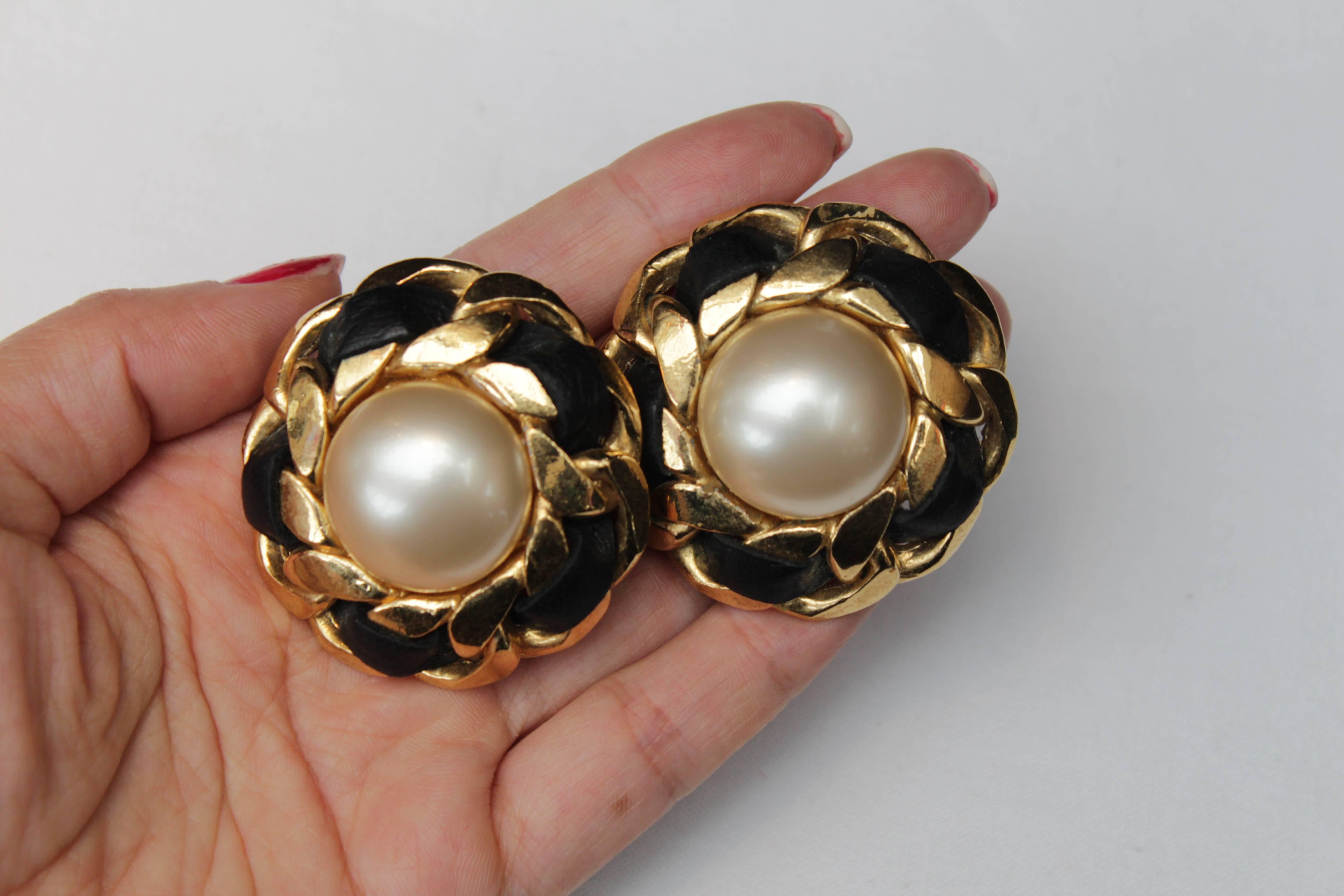 Late 1980s Chanel Round Earrings in Gilt and Faux Pearl For Sale 1