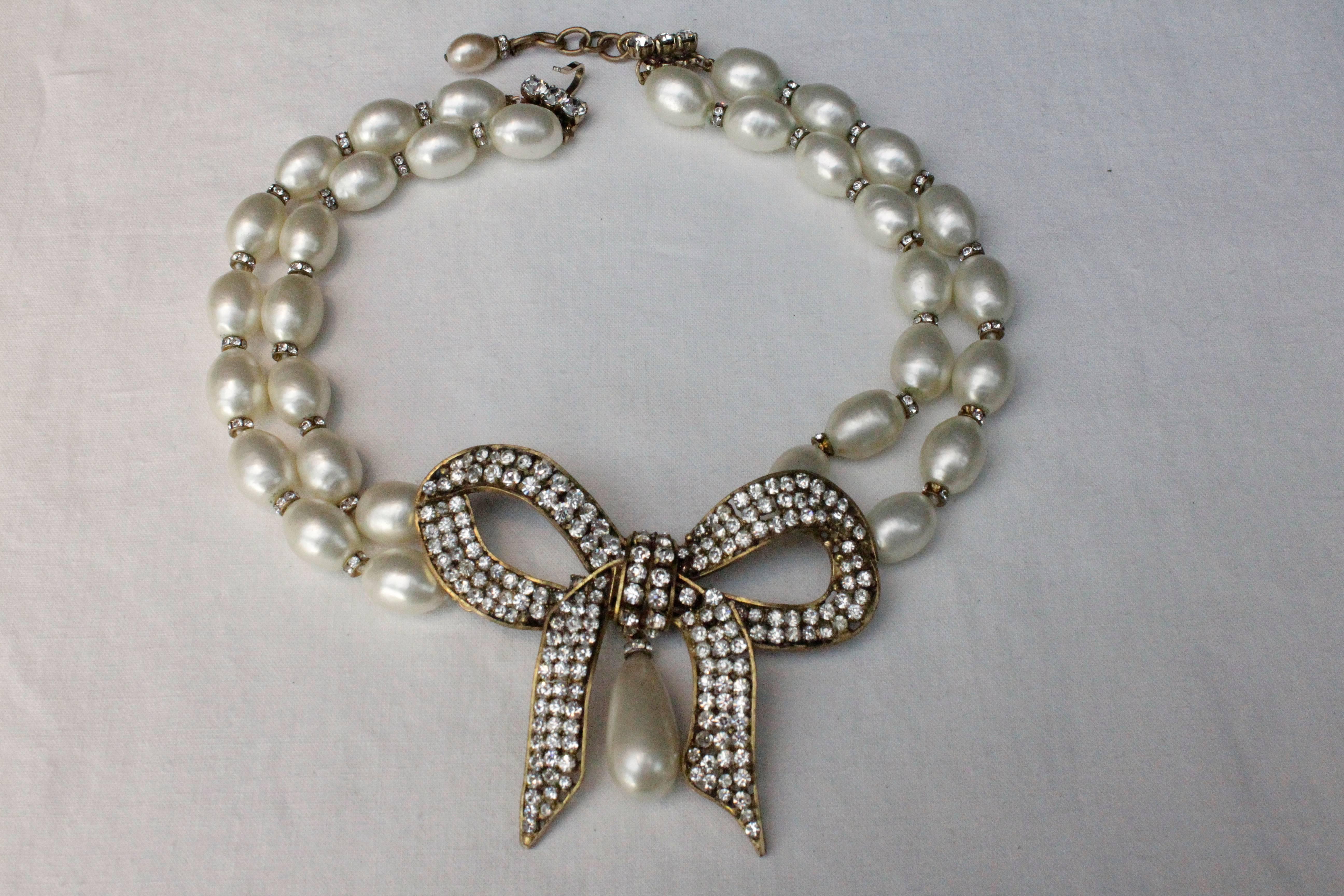 1970s Chanel Faux Pearls Necklace with Crystals Bow In Excellent Condition In Paris, FR
