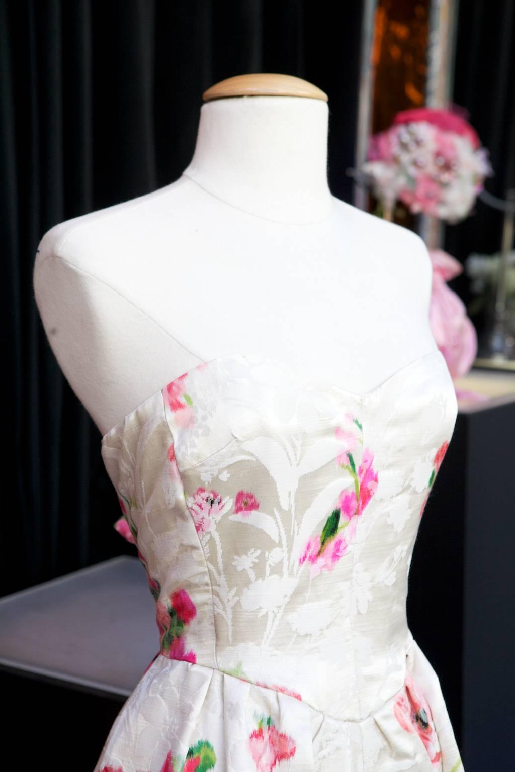 Nina Ricci Haute Couture long white bustier dress with pink flowers In Excellent Condition In Paris, FR