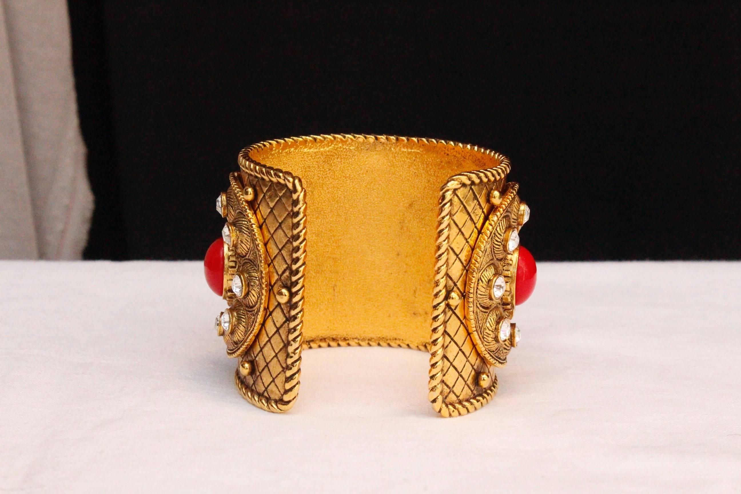 1990s Christian Dior gilded metal cuff with rhinestones and red cabochons In Excellent Condition For Sale In Paris, FR