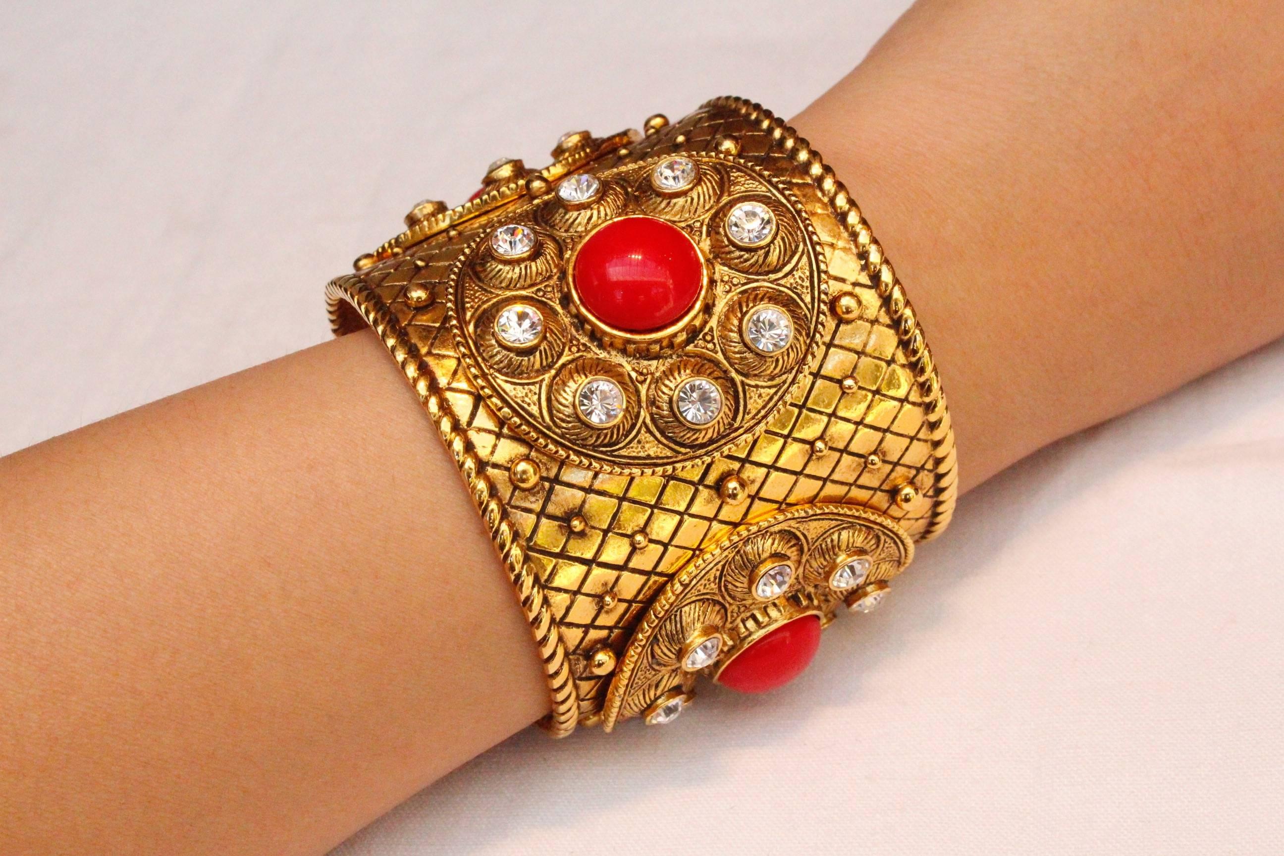 1990s Christian Dior gilded metal cuff with rhinestones and red cabochons For Sale 2