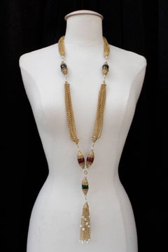 1990 Chanel long necklace gilded metal chain with pearly, ruby and emerald beads
