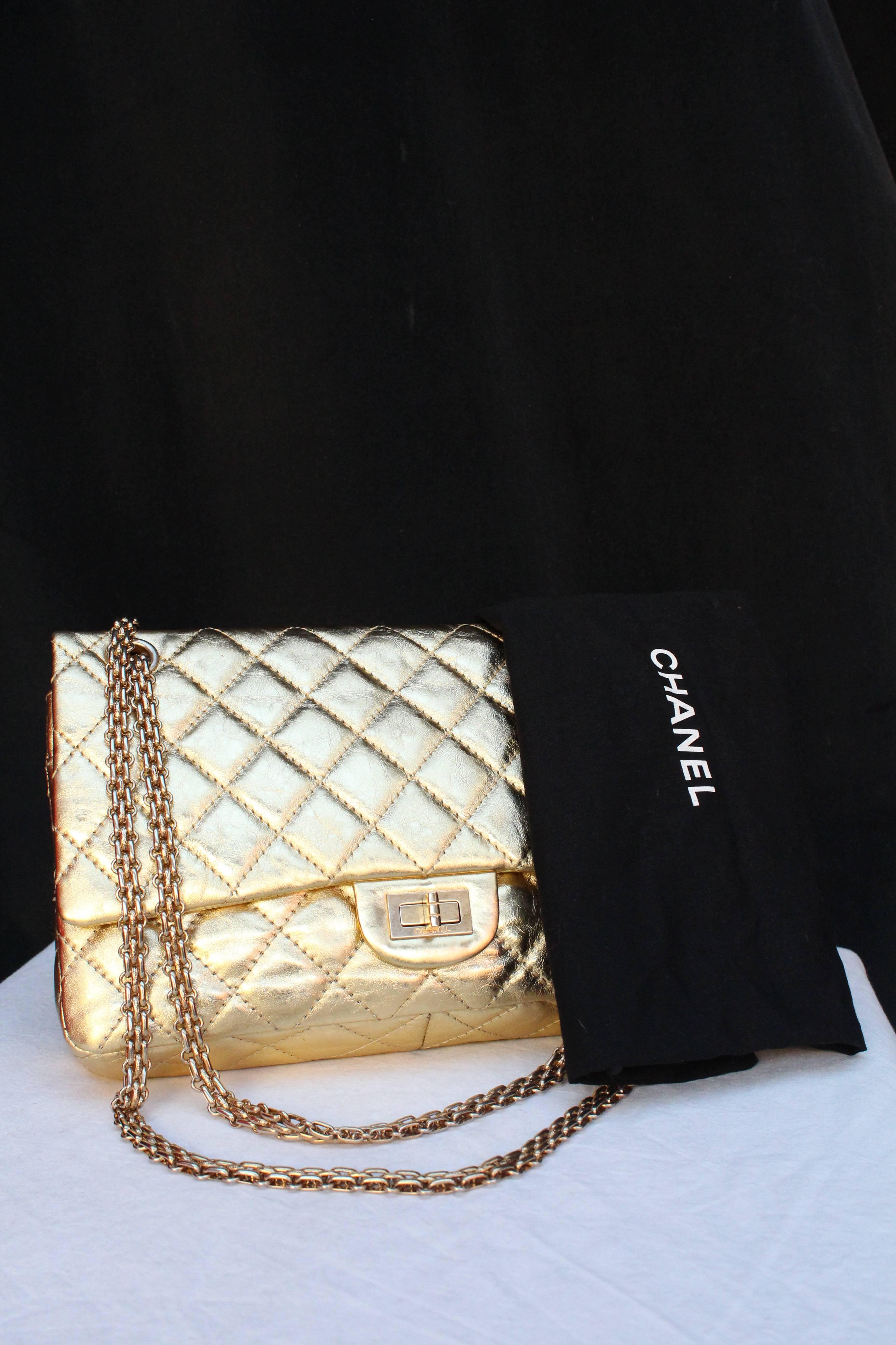 CHANEL (Made in France) 2.55 Model bag made of quilted golden leather with ruched/marbling effect. It can be worn double over the shoulder or single as cross-body bag. Back patch pocket. Gilded metal twist lock clasp closure. The first flap has a