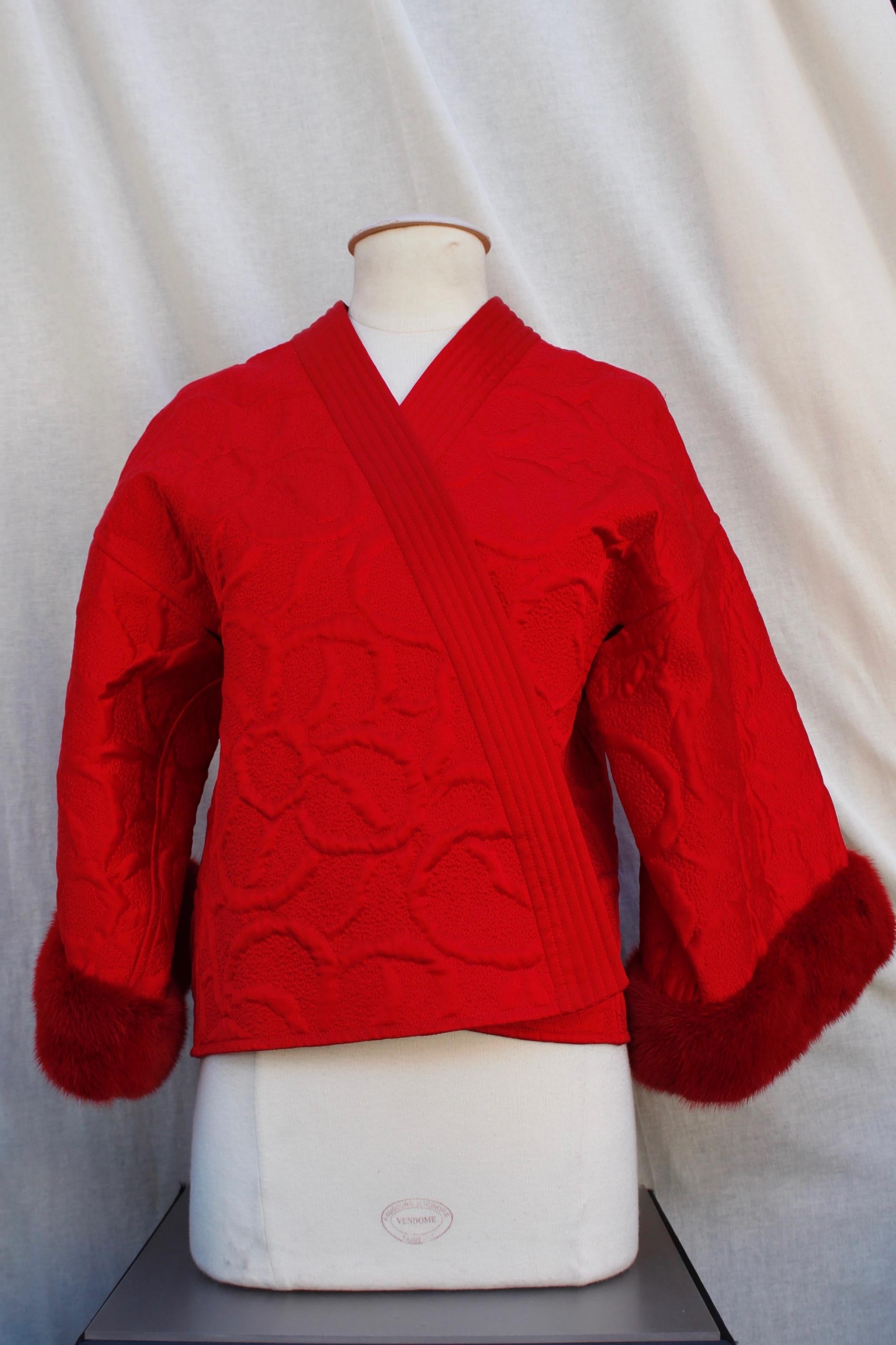 Valentino beautiful red satin and mink kimono-shaped jacket In Excellent Condition In Paris, FR