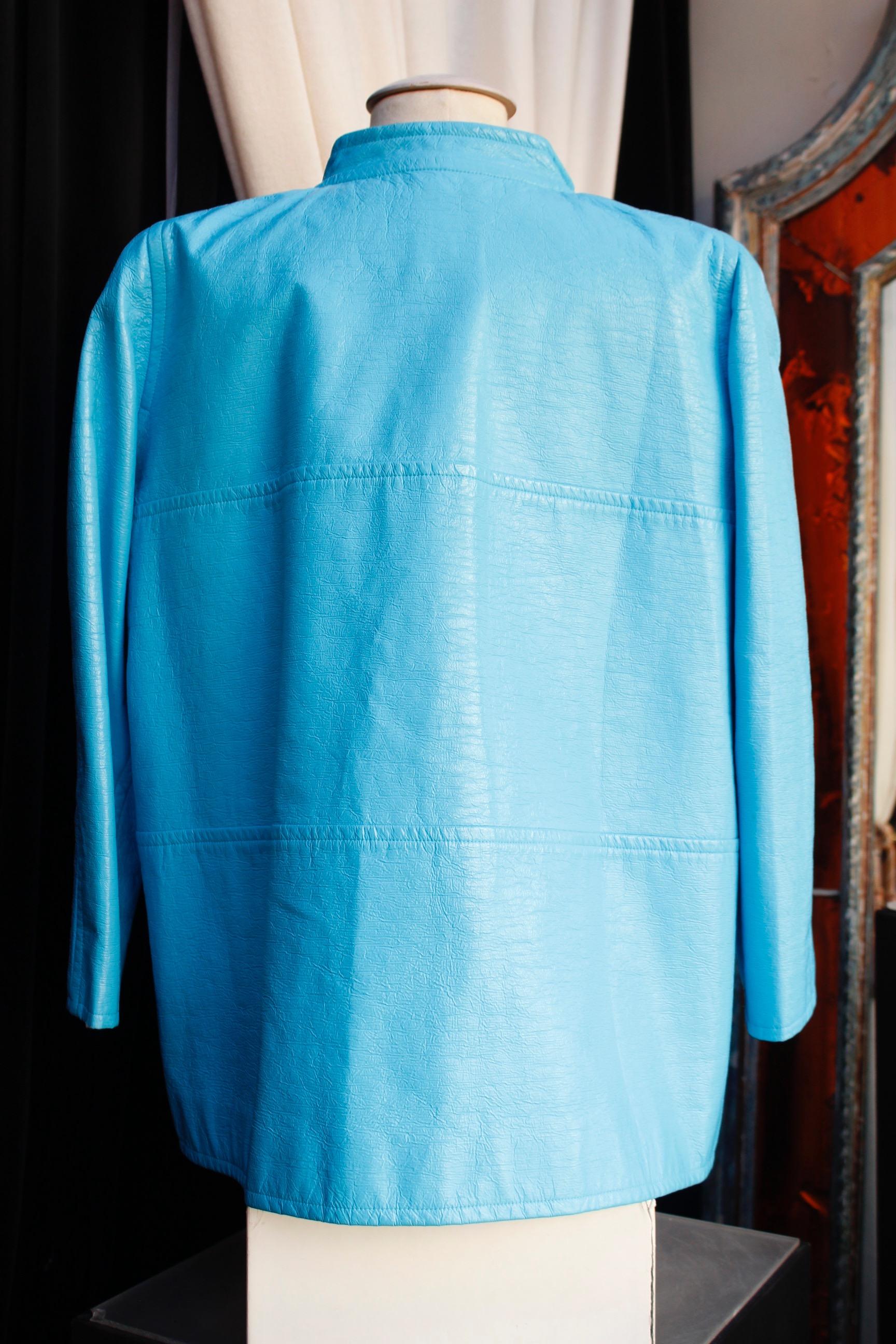 Courrèges light blue vinyle iconic jacket In Good Condition For Sale In Paris, FR