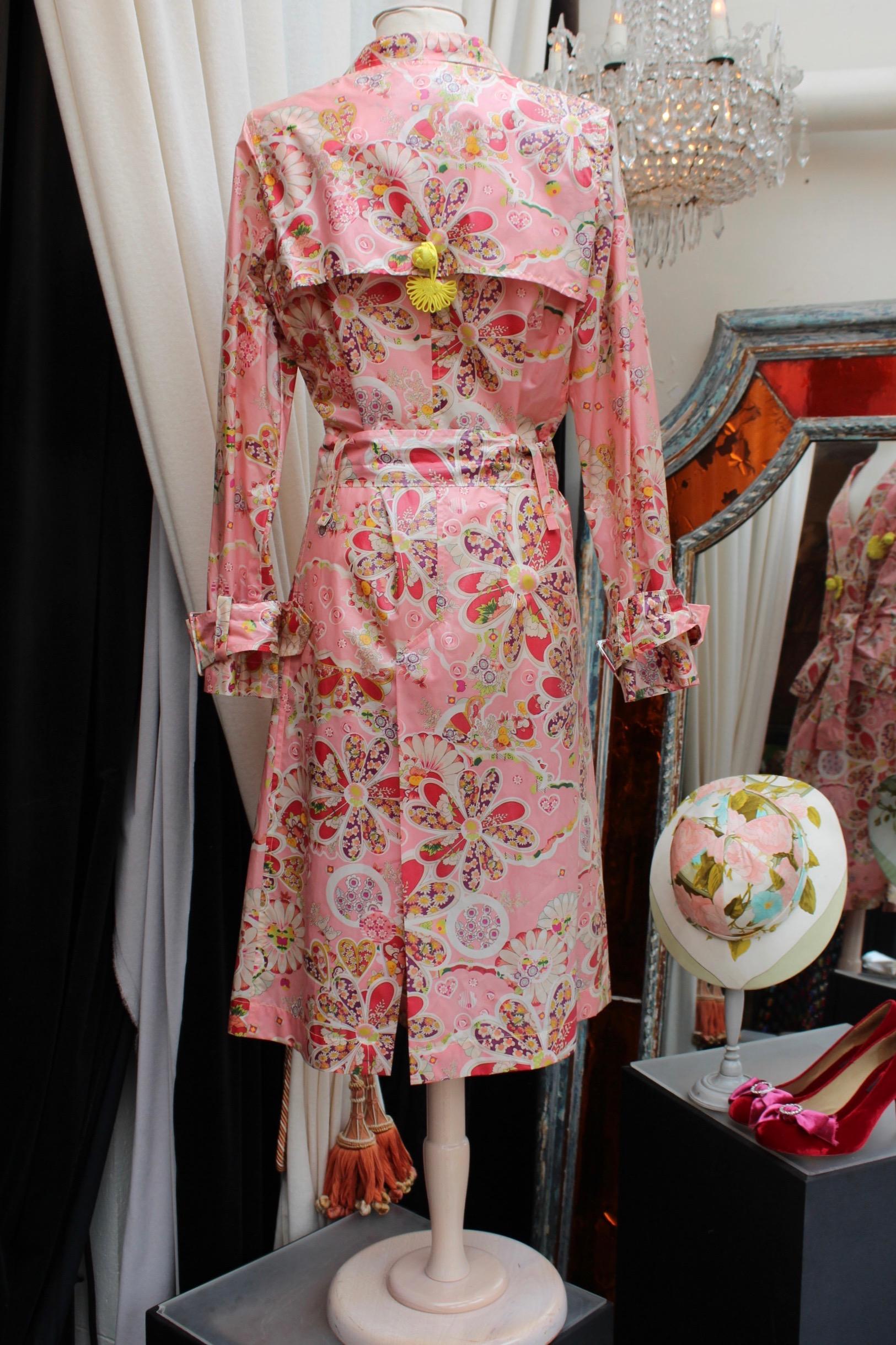 John Galliano gorgeous trench coat and pants set in pink silk with floral print In Good Condition For Sale In Paris, FR
