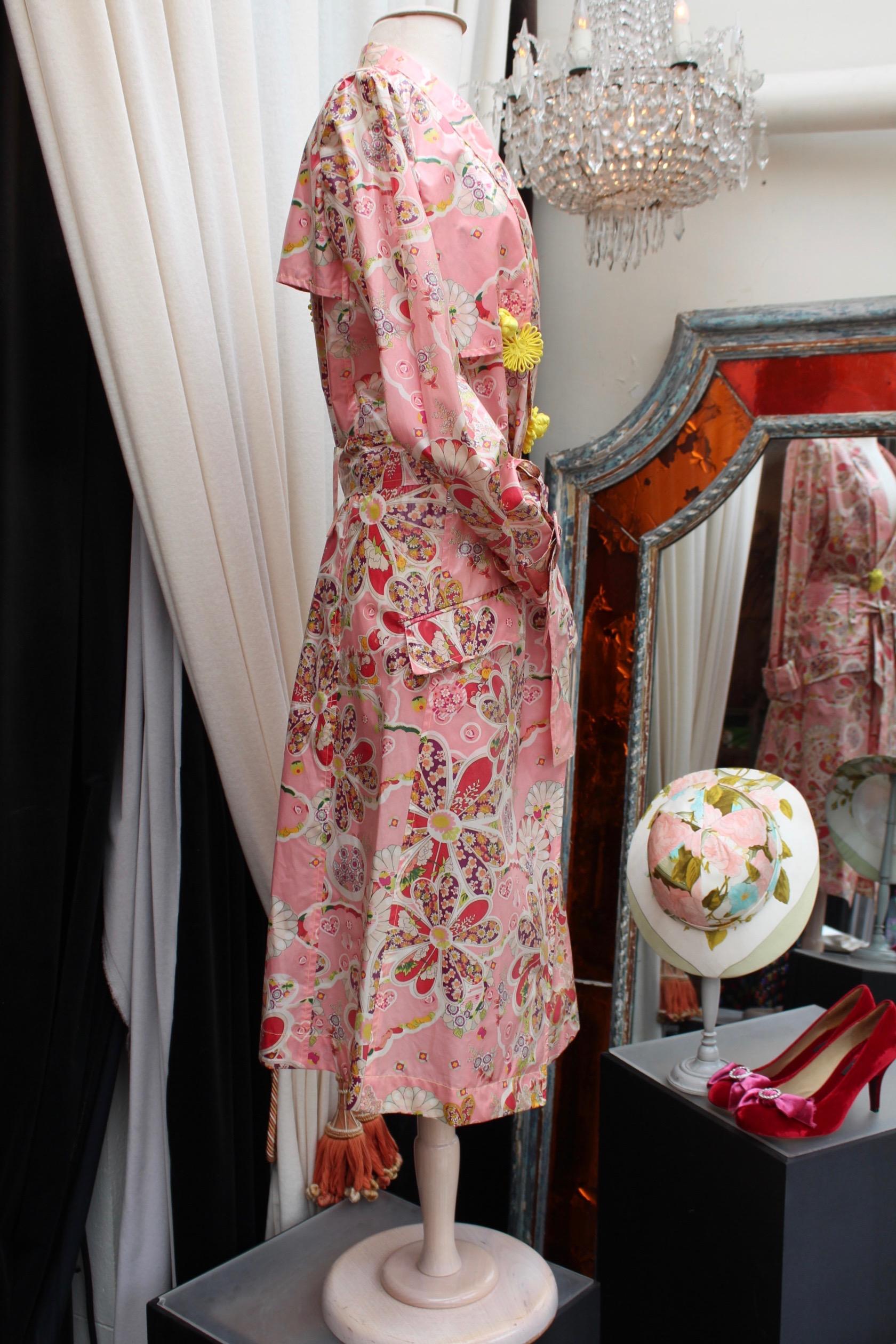 Brown John Galliano gorgeous trench coat and pants set in pink silk with floral print For Sale
