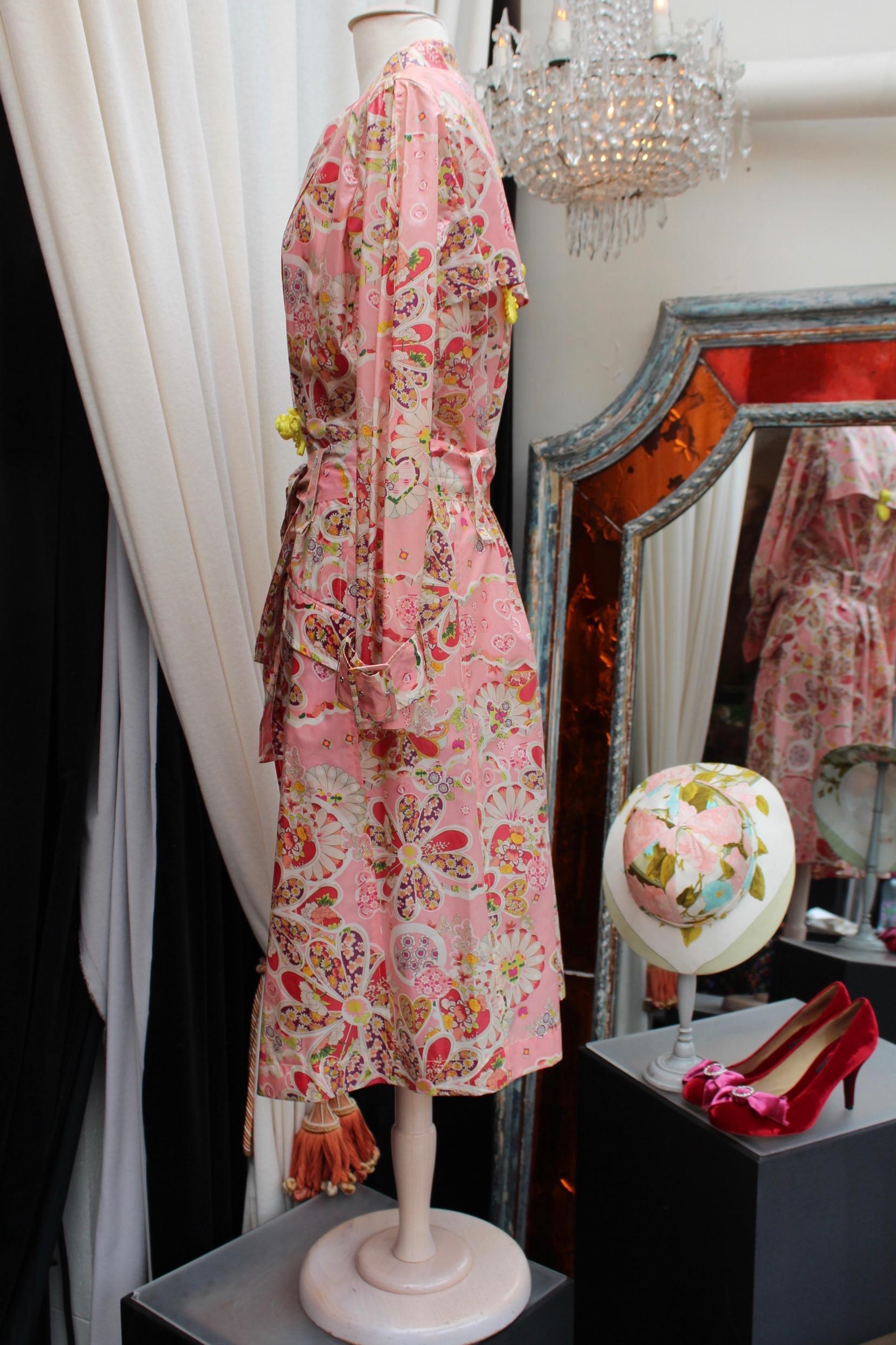 Women's John Galliano gorgeous trench coat and pants set in pink silk with floral print For Sale