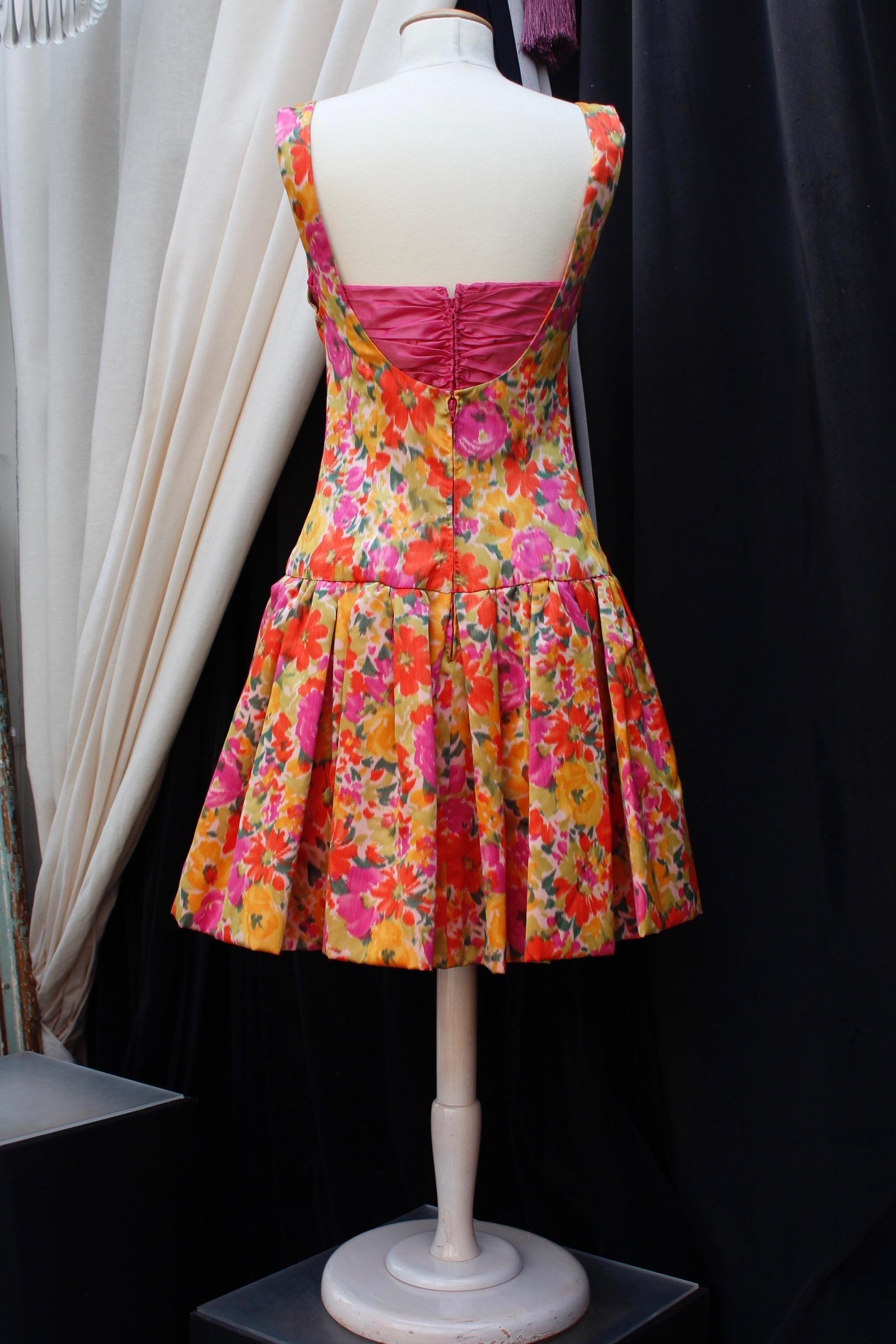 Nina Ricci lovely skater dress with floral pattern, large bow and star In Good Condition For Sale In Paris, FR