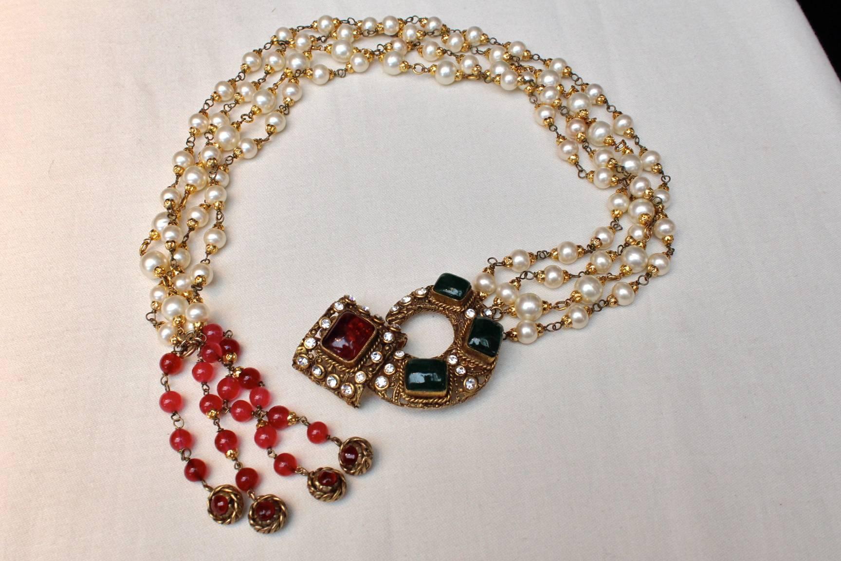 1984 Chanel necklace with Faux Pearls and Red and Green Glass Paste In Good Condition In Paris, FR