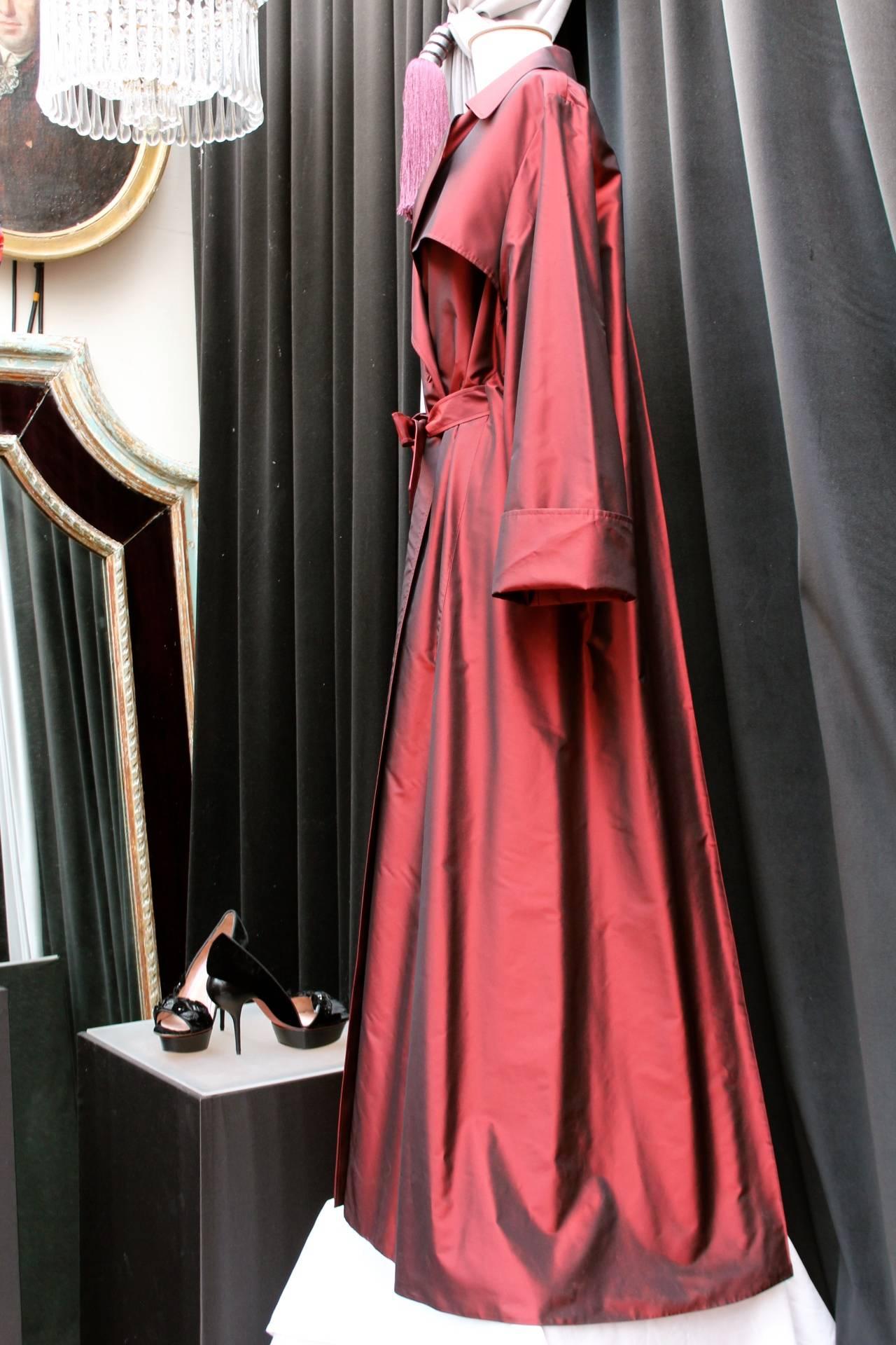1990's Guy Laroche Oversized Burgundy Taffeta Trench In Excellent Condition In Paris, FR