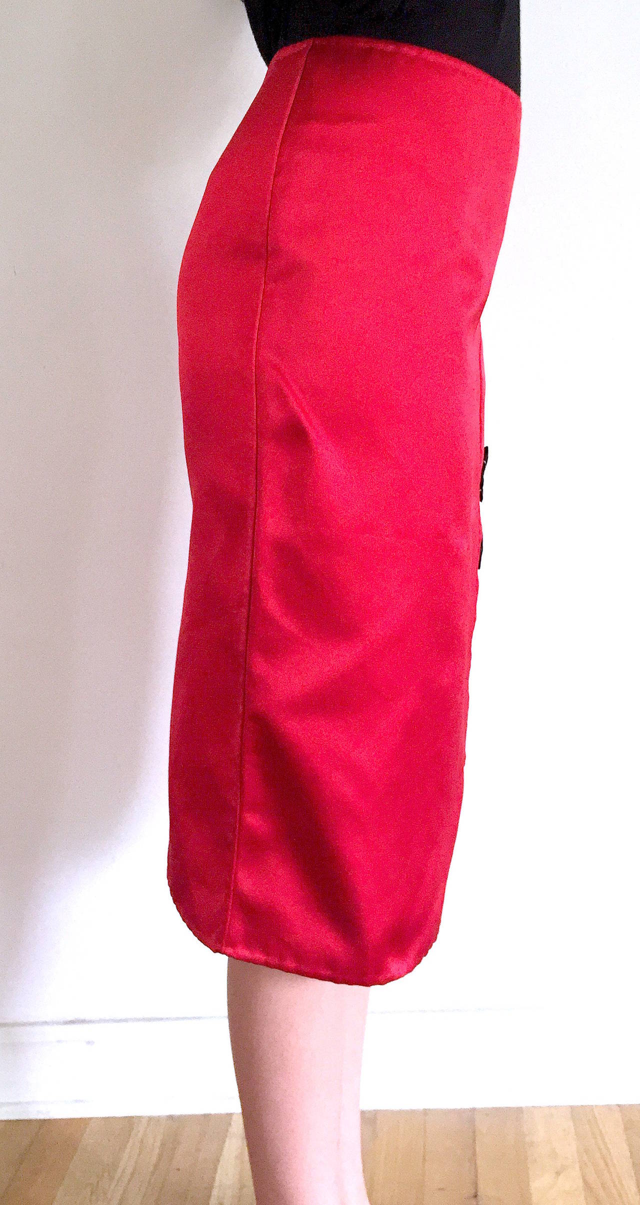 Prada Red Satin Runway Skirt with Flower Applique, IT 40 In Excellent Condition For Sale In Bethesda, MD