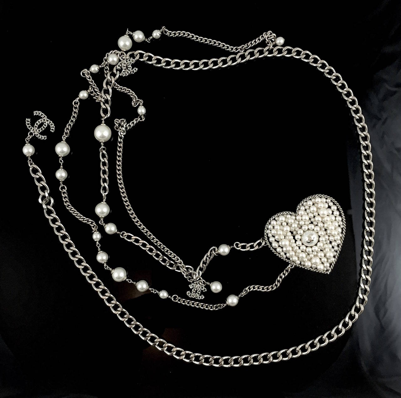 Chanel Important Silver-Tone Chain & Pearl Heart Sautoir Belt, 2006 In Excellent Condition For Sale In Bethesda, MD