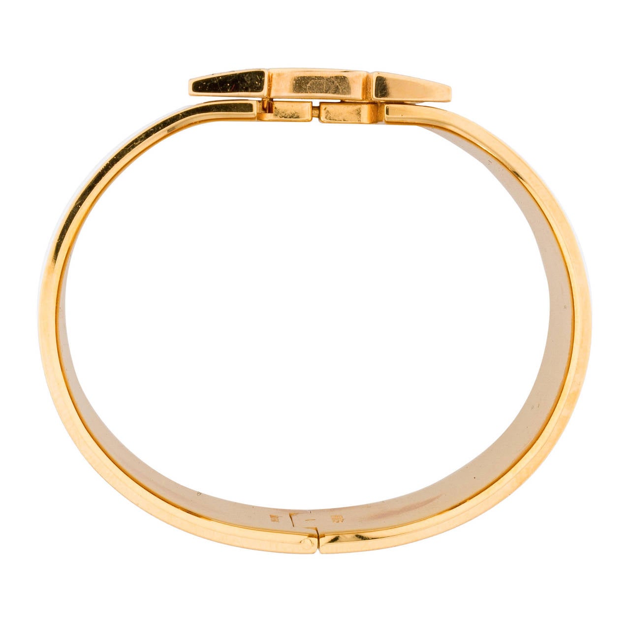 Gold-plated and white enamel Hermès Extra Wide Clic Clac Bracelet with H clasp closure. Stamped Square O 2011. Size PM.
Measurements:  diameter  2.25