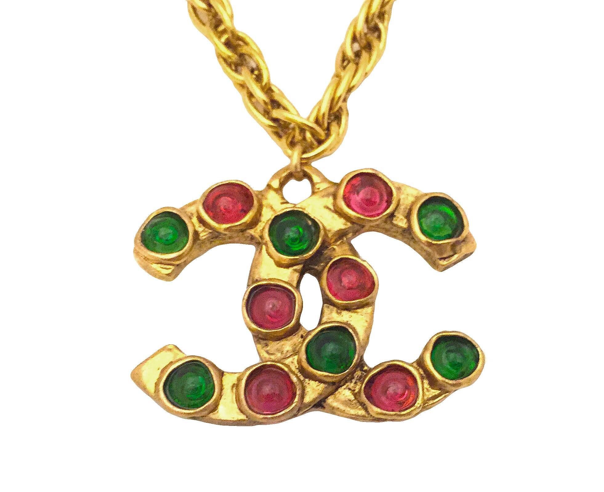 Iconic Chanel vintage gold-tone necklace with a large interlocking CC logo pendant inlaid with red and green gripoix glass stones. Can be worn long or doubled or tripled as a choker. 

Measurements:
Pendant 2