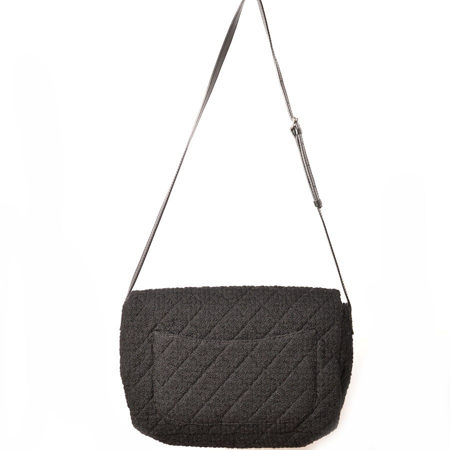 Chanel Easy Tweed Jumbo Crossbody Messenger Bag In Excellent Condition For Sale In Toronto, Ontario