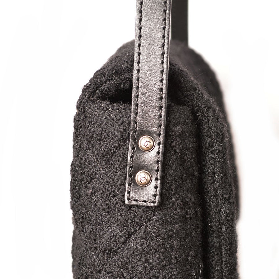 Women's Chanel Easy Tweed Jumbo Crossbody Messenger Bag For Sale