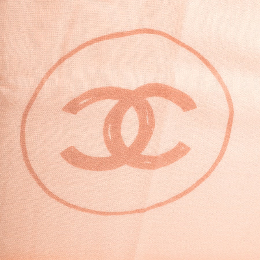 Chanel soft peach ultralight 100% cashmere scarf/wrap with encircled CC logo clover leaf. This beautiful scarf is the perfect color and weight for Spring/Summer.
- Frayed edge trim
- Black Chanel box included
- Made in Italy
- Measurements: