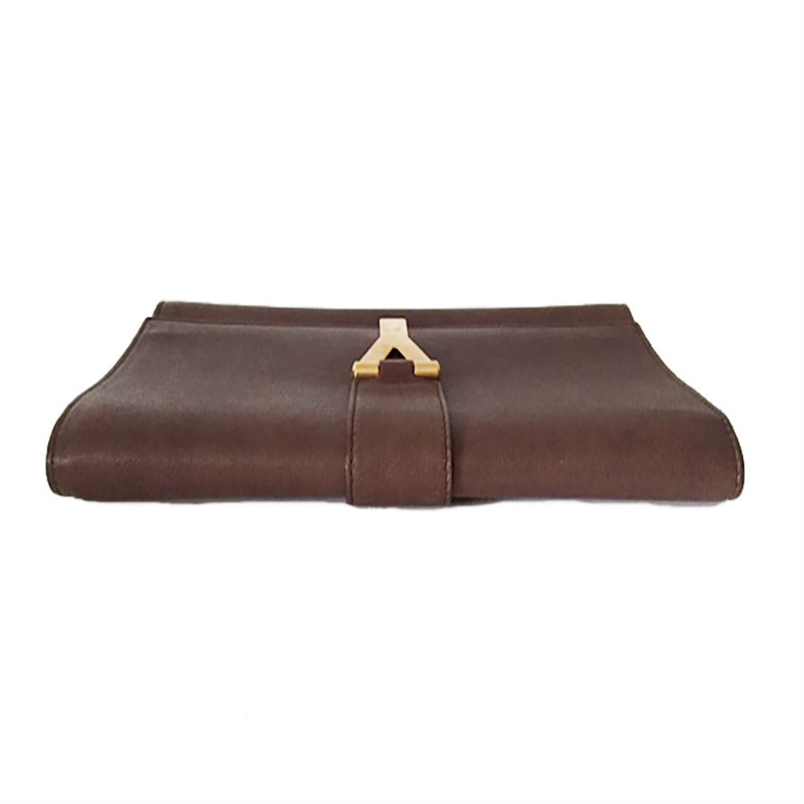 YSL, Yves Saint Laurent Brown Leather Gold Ligne Y Clutch In Excellent Condition For Sale In Toronto, Ontario