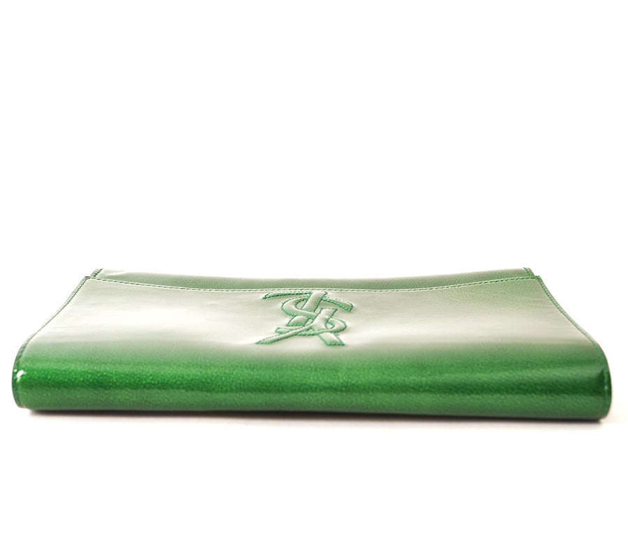 YSL Belle De Jour Green Patent Leather Clutch In Excellent Condition In Toronto, Ontario
