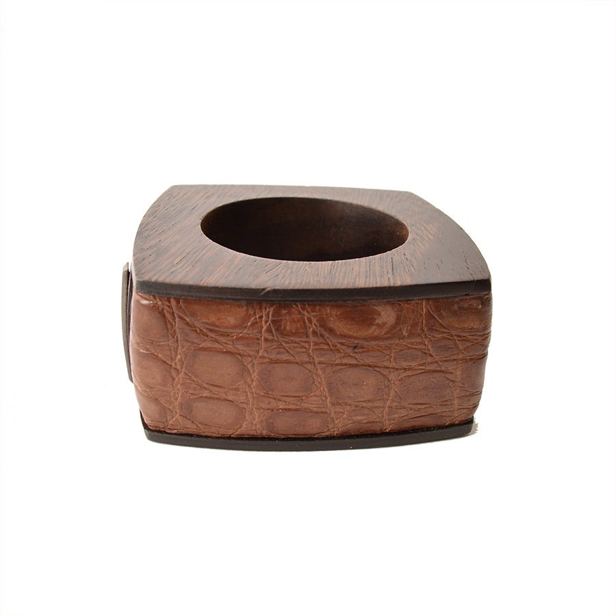 Burberry leather and wood square bangle. 
- Wood & snakeskin brown leather
- Measurements: Height: 1.6