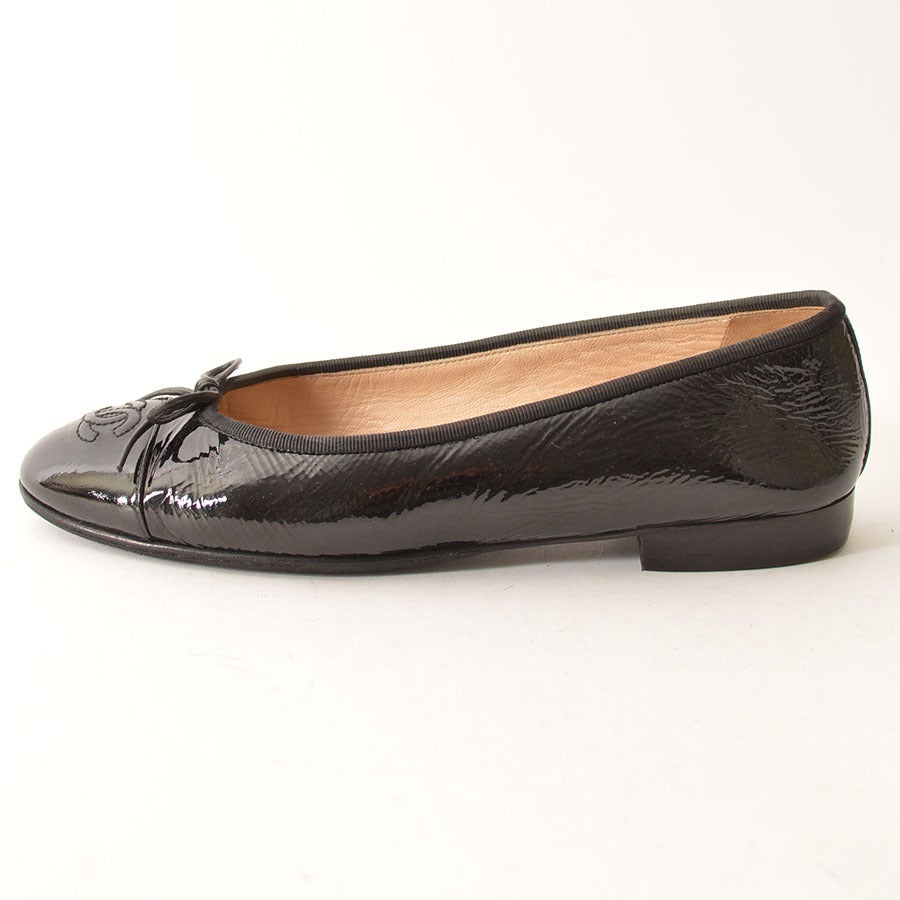 Chanel black patent leather ballet flats with bow 
- 