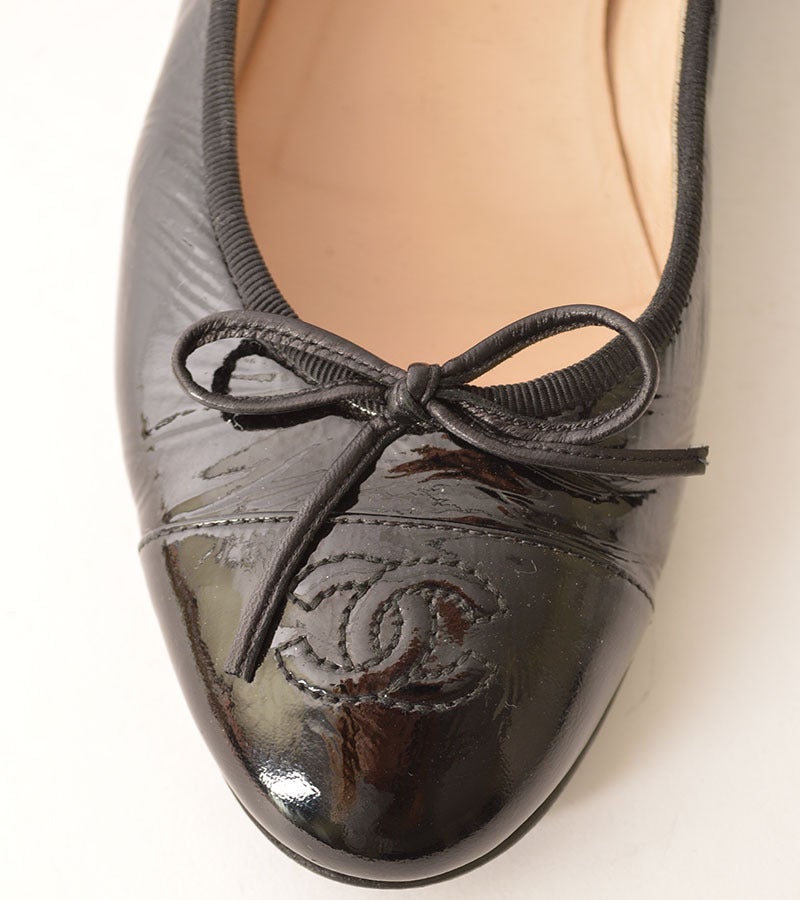 Women's Chanel Black Patent Leather Ballet Flats For Sale