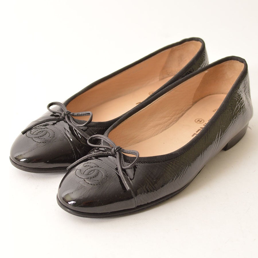 Chanel Black Patent Leather Ballet Flats In Excellent Condition For Sale In Toronto, Ontario