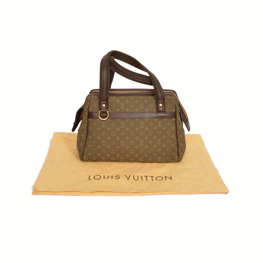 Olive green monogram canvas Louis Vuitton Mini Lin Josephine PM bag with green leather trim, brass hardware, two interior pockets and top zip closure. This beautiful green canvas Louis Vuitton bag is a great shoulder bag. Date code reads VI0094
-