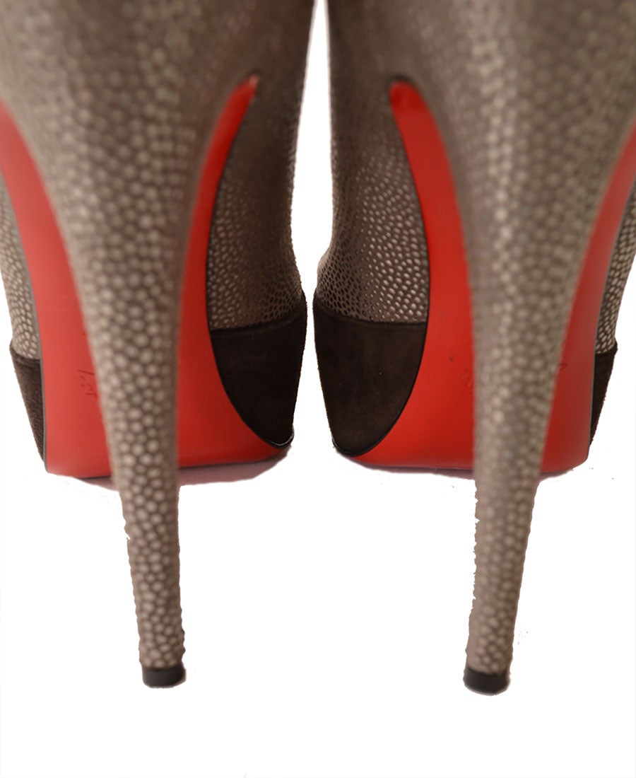 Christian Louboutin Maggie Cap-Toe Stiletto Pumps In Excellent Condition For Sale In Toronto, Ontario
