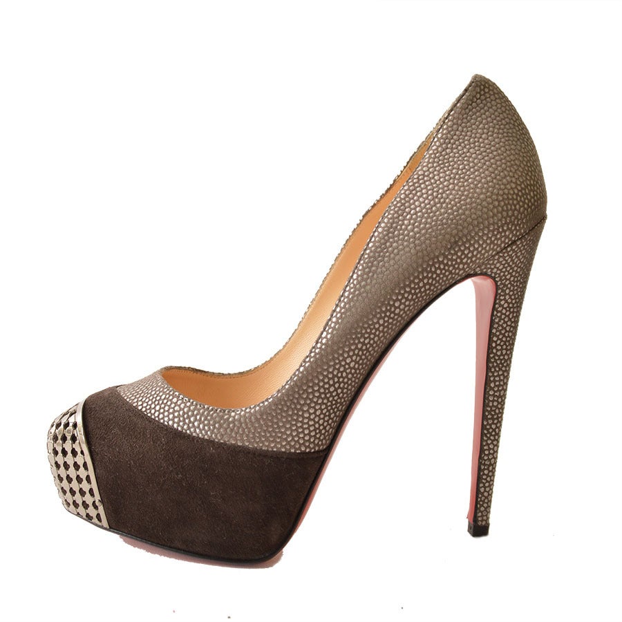 Christian Louboutin leather Maggie 140 pumps with dark grey suede detail at toes and vamps & metallic textured leather around sides & back. Silver-tone lattice cap-toes, hidden platforms and leather heels. Includes shoe bag.
- Size 38
-