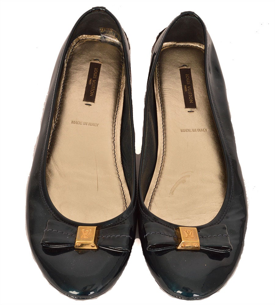 Louis Vuitton Green Patent Flats With Bow In Excellent Condition In Toronto, Ontario