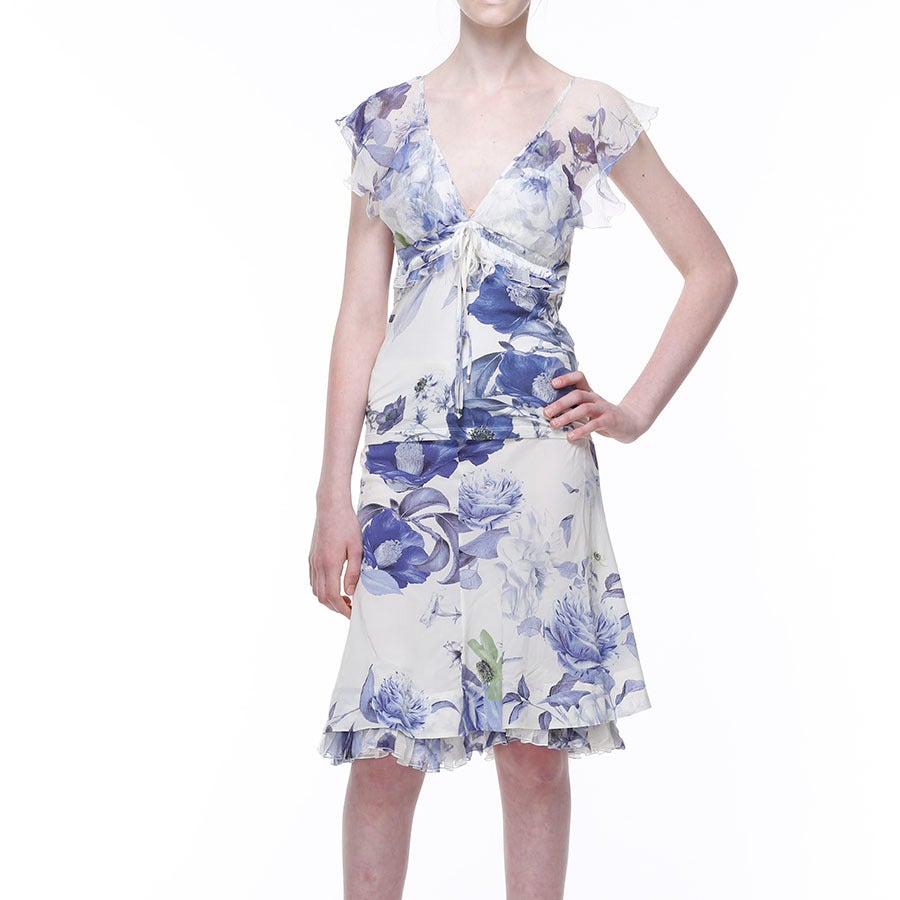 Roberto Cavalli blue and white floral silk skirt with matching camisole top.
- V-neck camisole top with a-line skirt
- Material: Body: 88% Cotton 12% Elastane; Contrasts: 100% Silk
- Condition: Like New, light wear to fabric
- Made in Italy
-