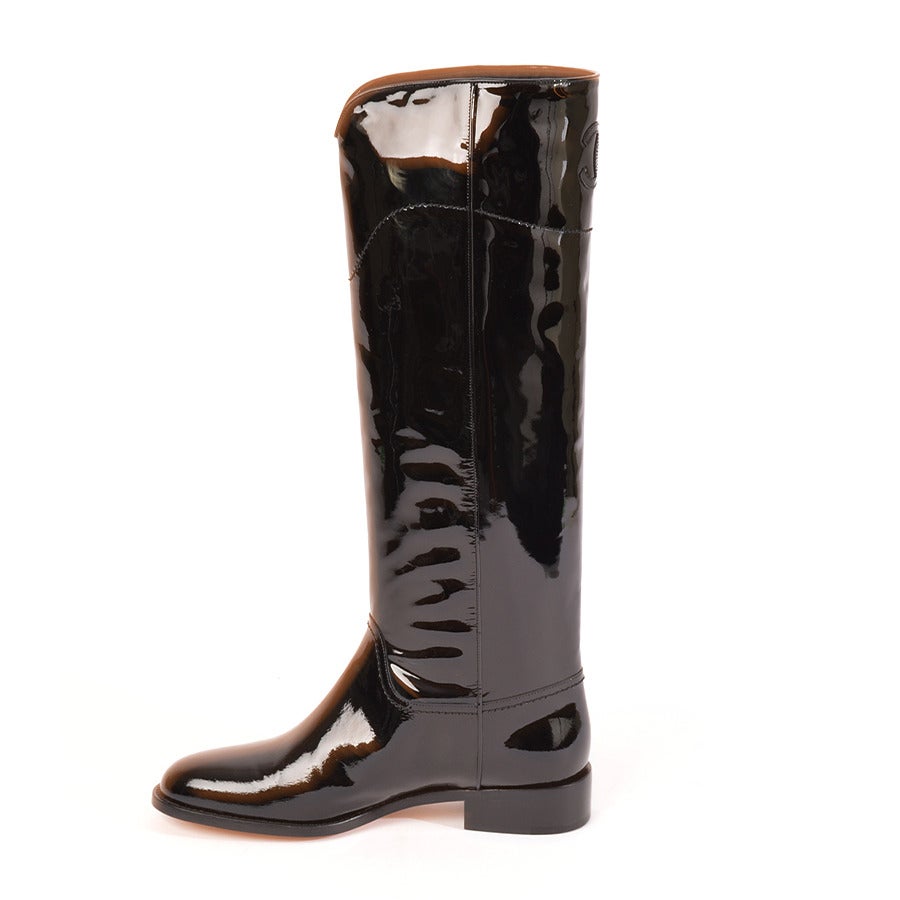 Classic NEW black leather riding boots in shiny black patent leather with slightly rounded toe for comfort. A subtle stitched CC logo adorns the back of the boot at the top.  A great combination of pure & simple lines with a hint of glitz.
 
-