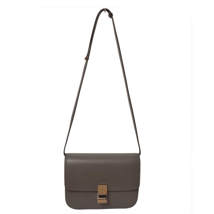  Phoebe Philo collection. Grey leather Céline Box bag with silver-tone hardware, grey leather interior lining, two compartments, three pockets at interior walls; one with zip closure and push-lock closure at front face. Adjustable shoulder