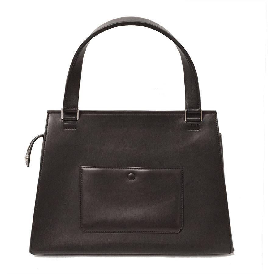 Beautiful black leather Céline Medium Edge Bag with grey ponyhair trim, silver-tone hardware, top handle, two interior slip pockets, interior zipped wall pocket and front zip closure.
Approx Retail Price: $3600.00
Condition: Good. Faint scuffs