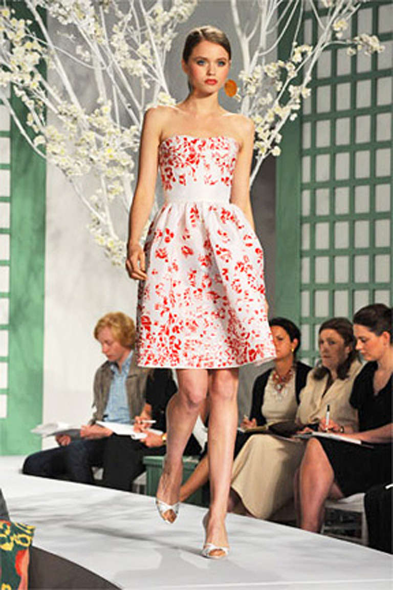 Fabuloso puf de fiesta Oscar De La Renta de organza blanca de la colección de pasarela del diseñador. El que se ofrece es idéntico al de la foto de la pasarela que aparece más abajo.  Las formas de mylar rojo y blanco cosidas a mano le dan un