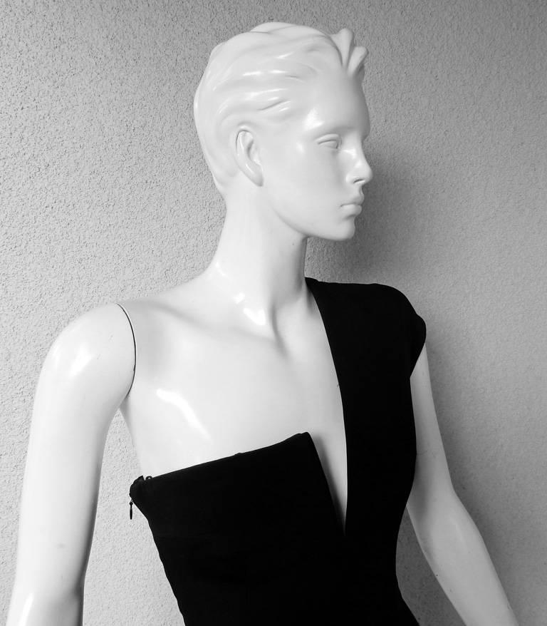 KaufmanFranco Asymmetrisches Laufsteg-Kleid mit einer Schulter    Neu im Zustand „Neu“ im Angebot in Los Angeles, CA