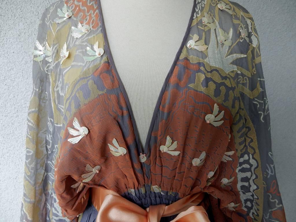 1971 Zandra Rhodes lila und seidengraues Seidenchiffon-Maxikleid mit perlenbesetztem Mieder und rosa Satinschärpe.  Der bedruckte Seidenchiffon kombiniert 