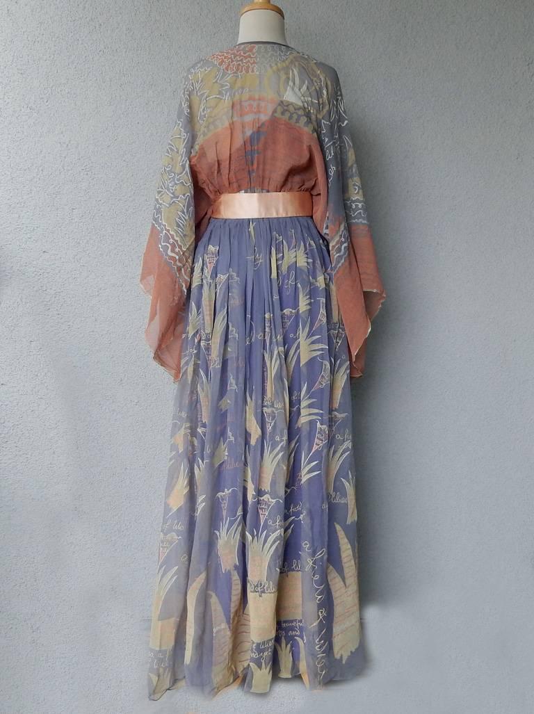 1971 Zandra Rhodes „Japan and Lovely Lilies“ Kollektion Maxikleid mit Gürtel Damen