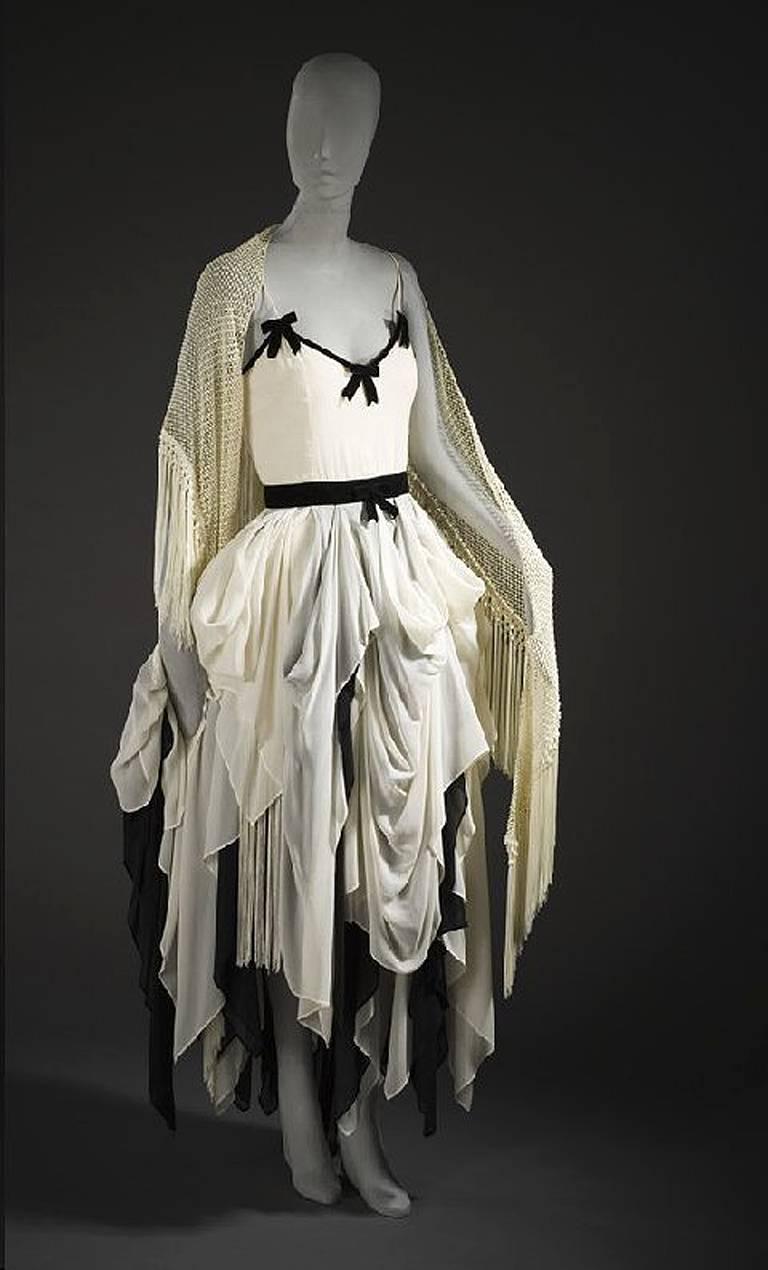  Robe à franges Dolce & Gabbana Début 1993-1994 Musée, collectionneurs Excellent état - En vente à Los Angeles, CA