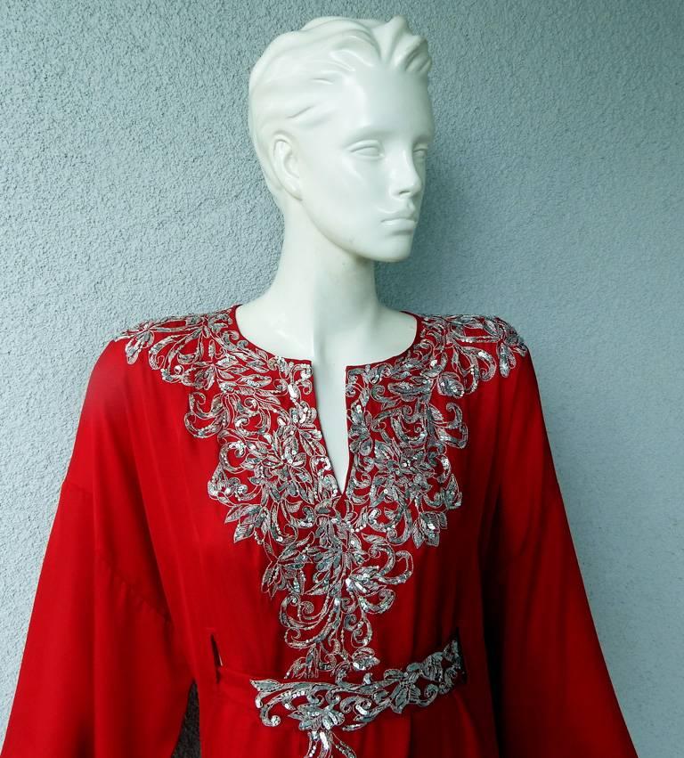 Rouge Oscar de la Renta - Caftan en soie brodé avec robe assortie  Neuf !   en vente