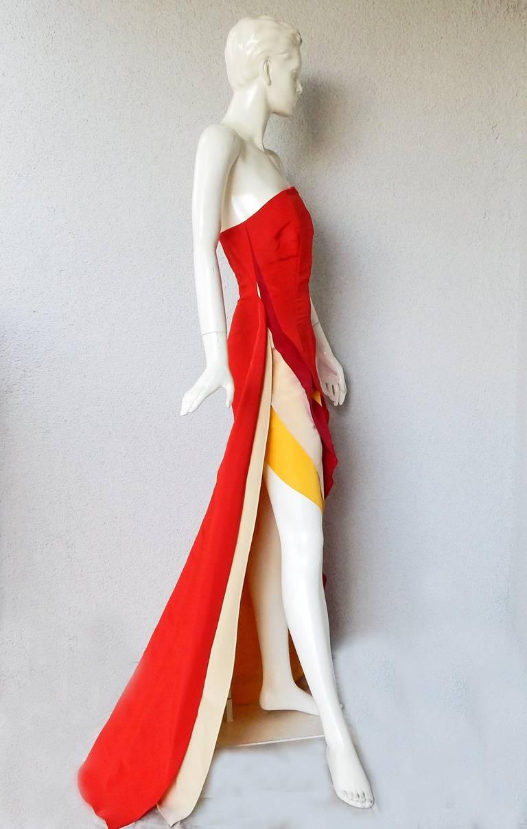 Exotisches asymmetrisches Colorblock-Kleid von Rosie Assoulin für den Abend   Ausgezeichneter Zustand! (Rot) im Angebot